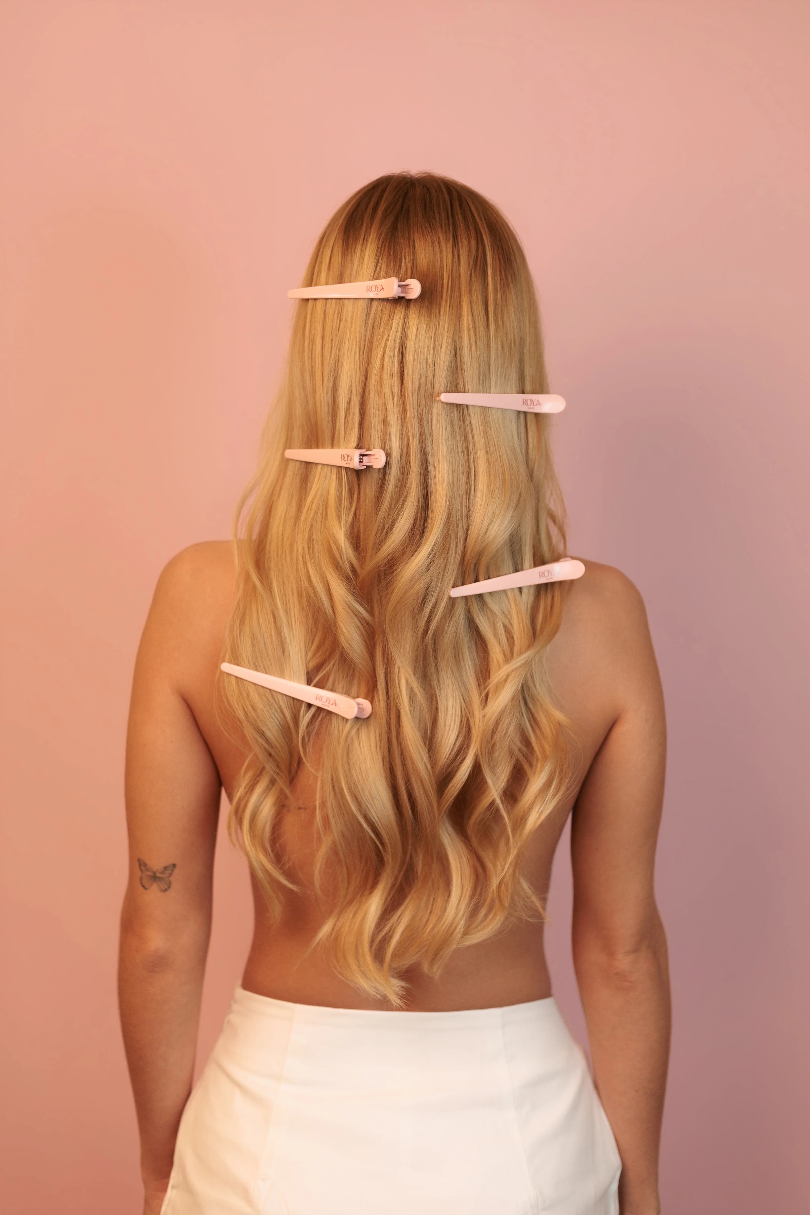 Cabelo loiro preso com as presilhas Roya